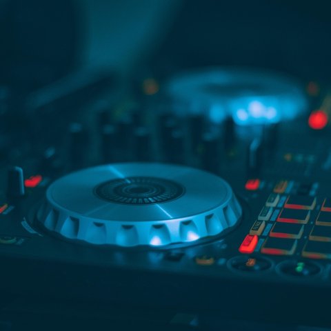 Techno vs house: przewodnik po podstawowych gatunkach muzyki elektronicznej