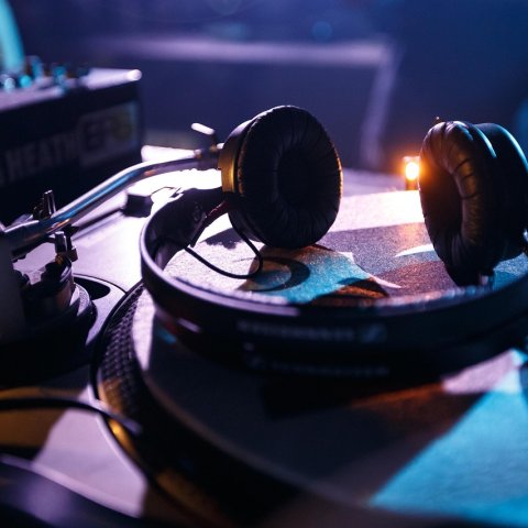 Legendarne kluby muzyki elektronicznej w Polsce – które żyją, a które odeszły w 2026?