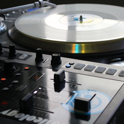 Historia setów DJ-skich: od kaset po streaming – ewolucja dźwięku