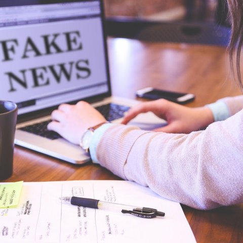 Dezinformacja w Polsce 2026: skąd pochodzi i kto na tym korzysta