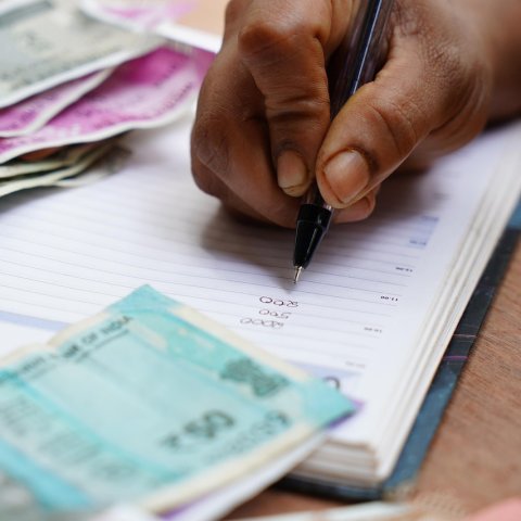 Ukryte prowizje polskich banków: co drobny druk w umowie oznacza dla twojego konta