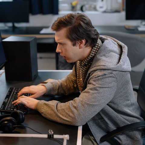 Programiści w Polsce 2026: czy AI naprawdę zabiera im pracę?