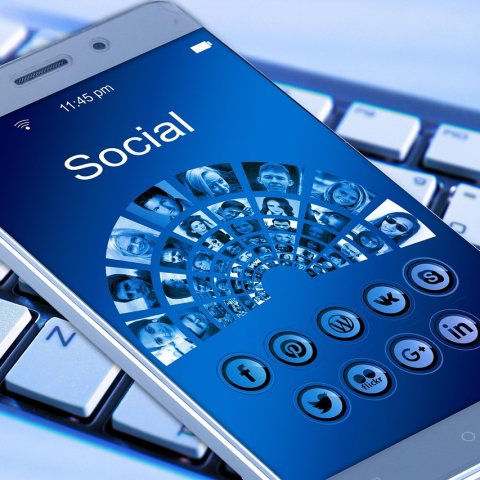 Bańki medialne w Polsce: jak Facebook i TikTok dzielą Polaków