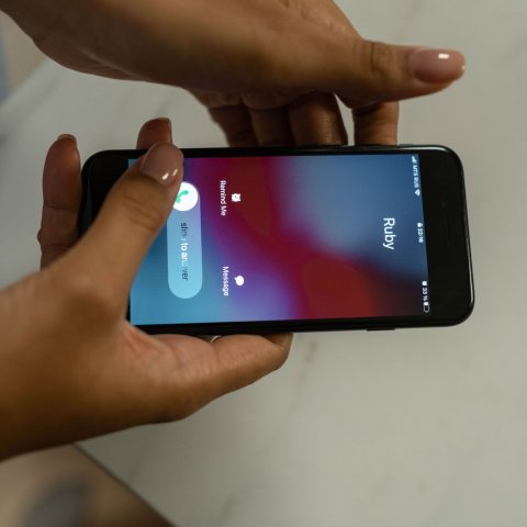 Vishing i smishing w Polsce: jak przestępcy kradną miliony przez telefon