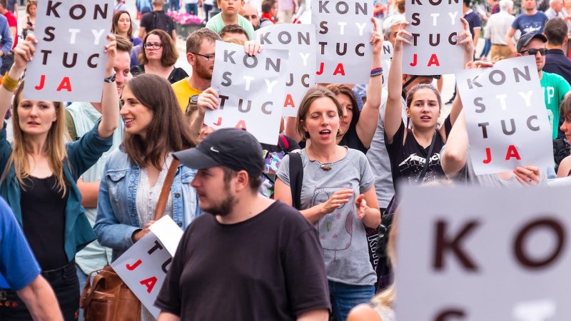 Konfederacja rośnie w sondażach i nikt nie chce tego tłumaczyć – oto dlaczego