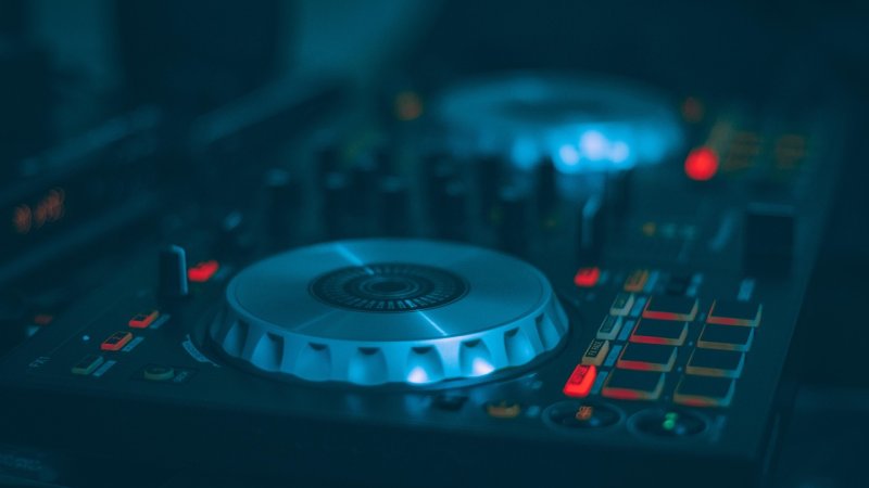 Techno vs house: przewodnik po podstawowych gatunkach muzyki elektronicznej