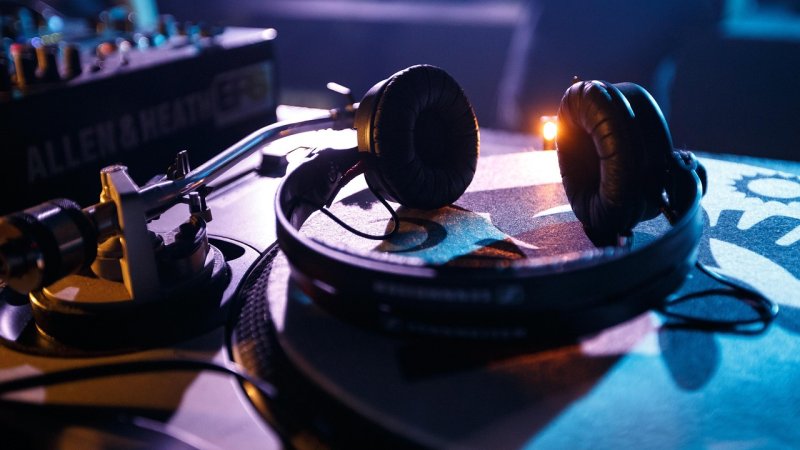 Legendarne kluby muzyki elektronicznej w Polsce – które żyją, a które odeszły w 2026?