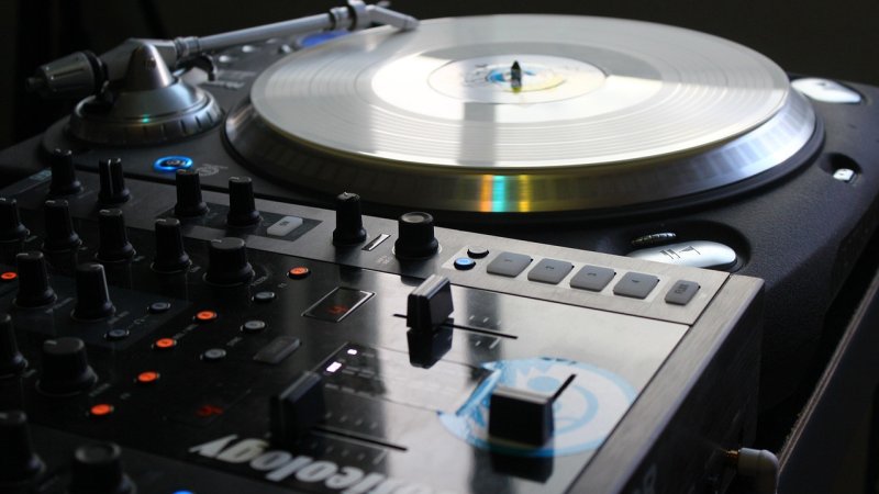 Historia setów DJ-skich: od kaset po streaming – ewolucja dźwięku