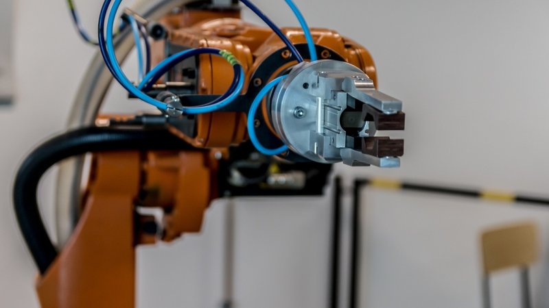 Automatyzacja w Polsce 2026: które zawody znikają naprawdę