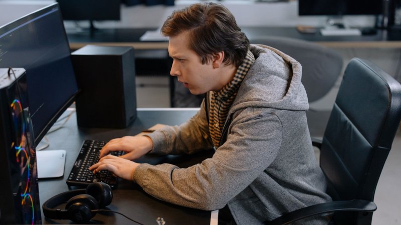 Programiści w Polsce 2026: czy AI naprawdę zabiera im pracę?