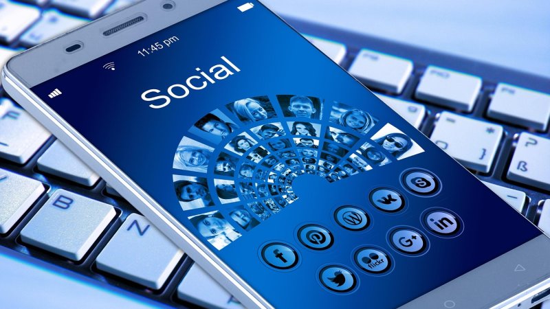 Bańki medialne w Polsce: jak Facebook i TikTok dzielą Polaków