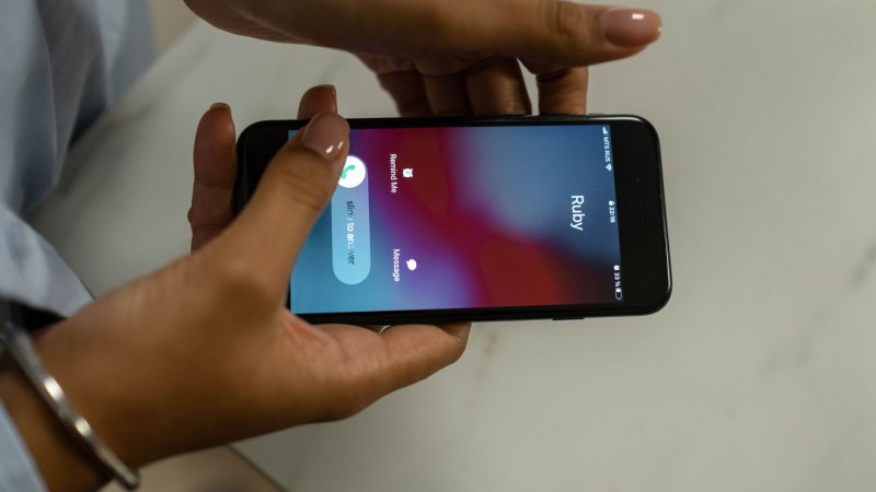 Vishing i smishing w Polsce: jak przestępcy kradną miliony przez telefon